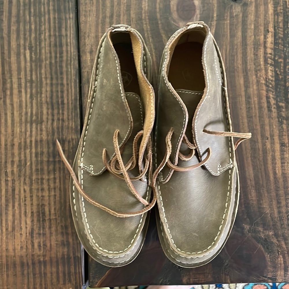 Ariat Women’s cruiser lace shoes - size 7B (wide)